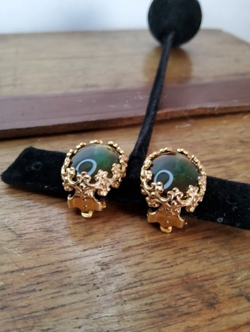 Vintage Elsa Schiaparelli Clip- on earrings. - Picture 5 of 9